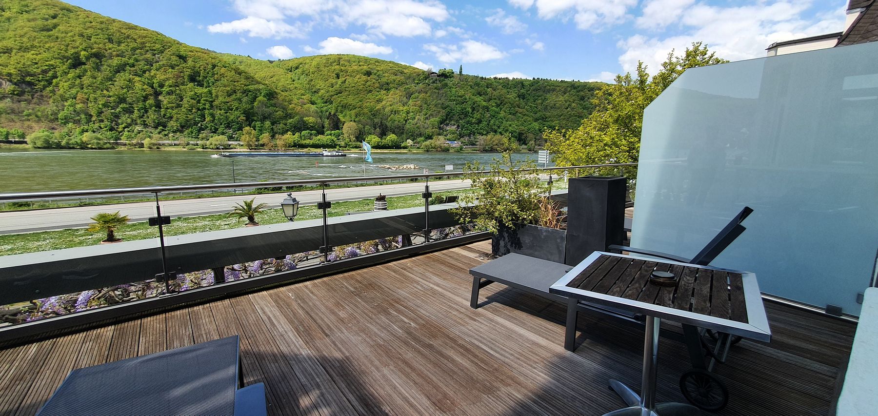 Balkon mit Sonnenliege und Sichtschutz, Blick auf Rhein und Weinberge