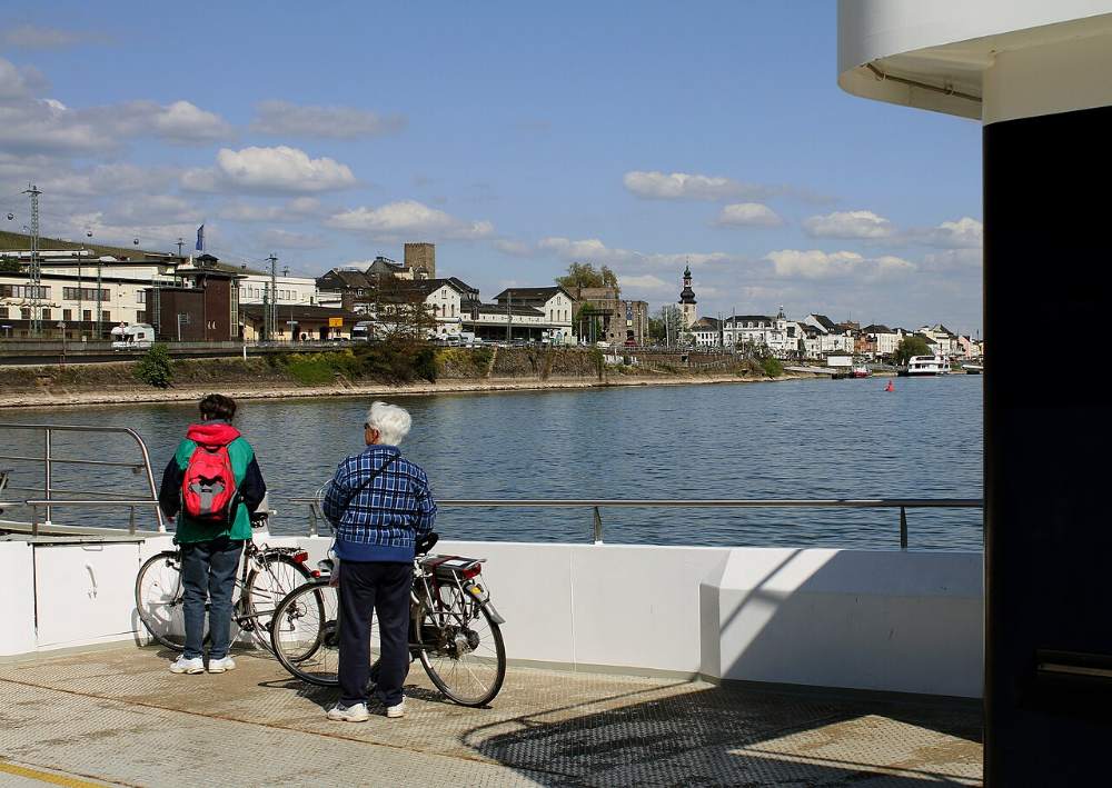 Zwei Radfahrer auf der Rheinfähre zwischen Rüdesheim und Bingen