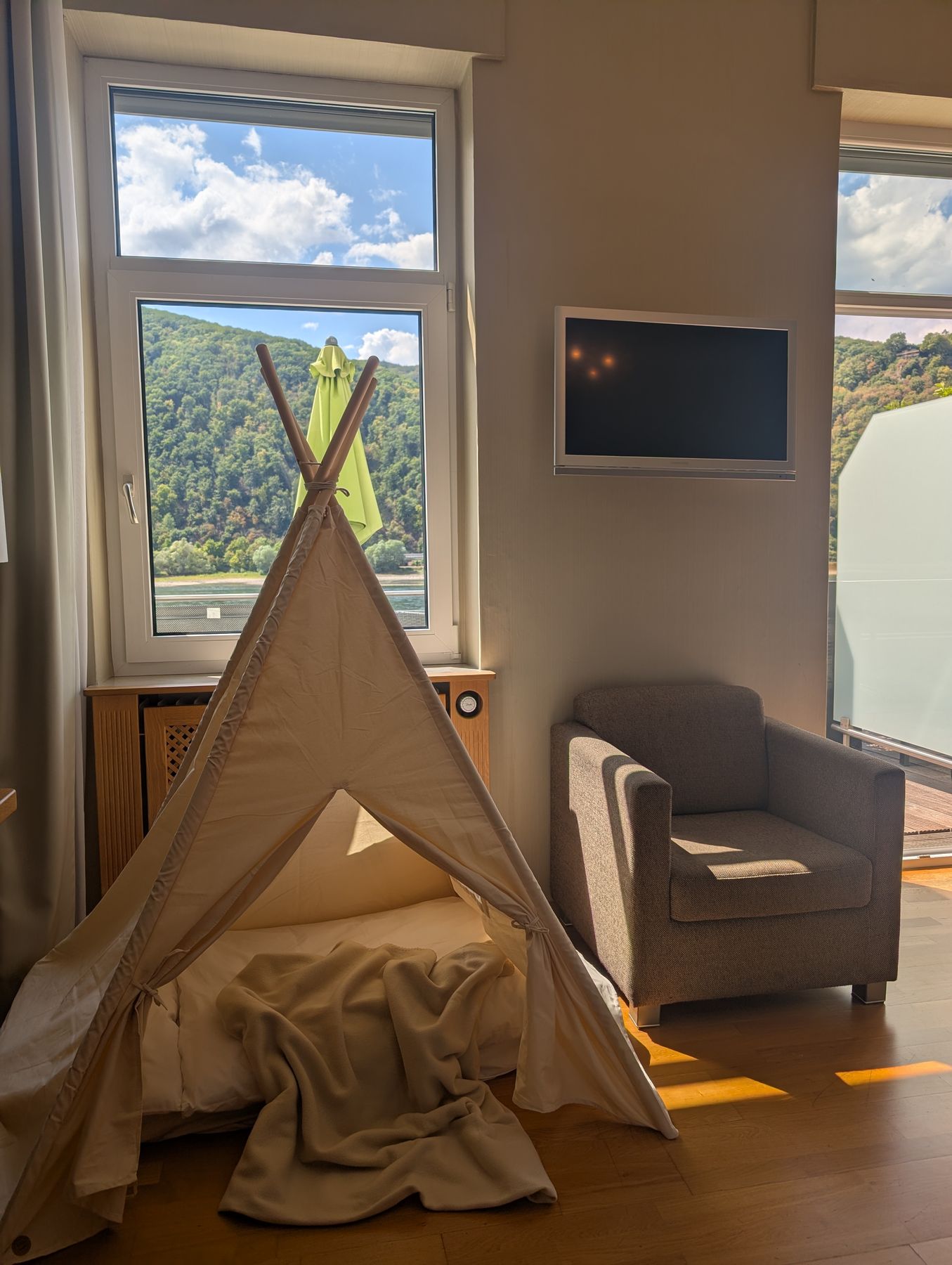 Spielzelt neben einem Sessel am Fenster