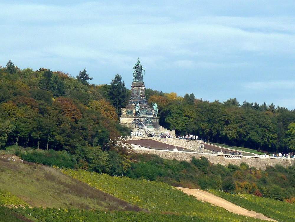 Das Niederwalddenkmal mit der Germania über den Weinbergen