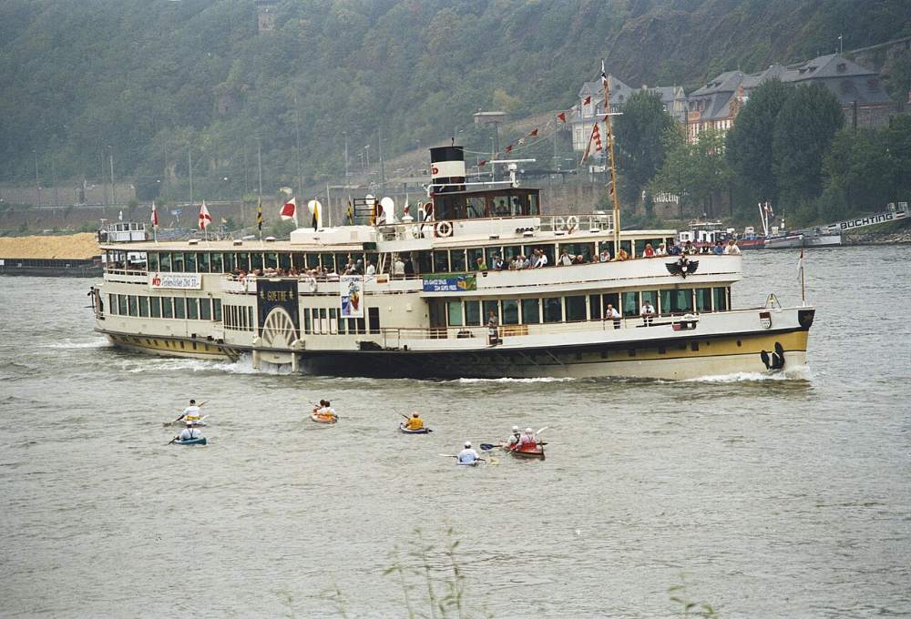 Der Schaufelraddampfer Goethe auf dem Rhein