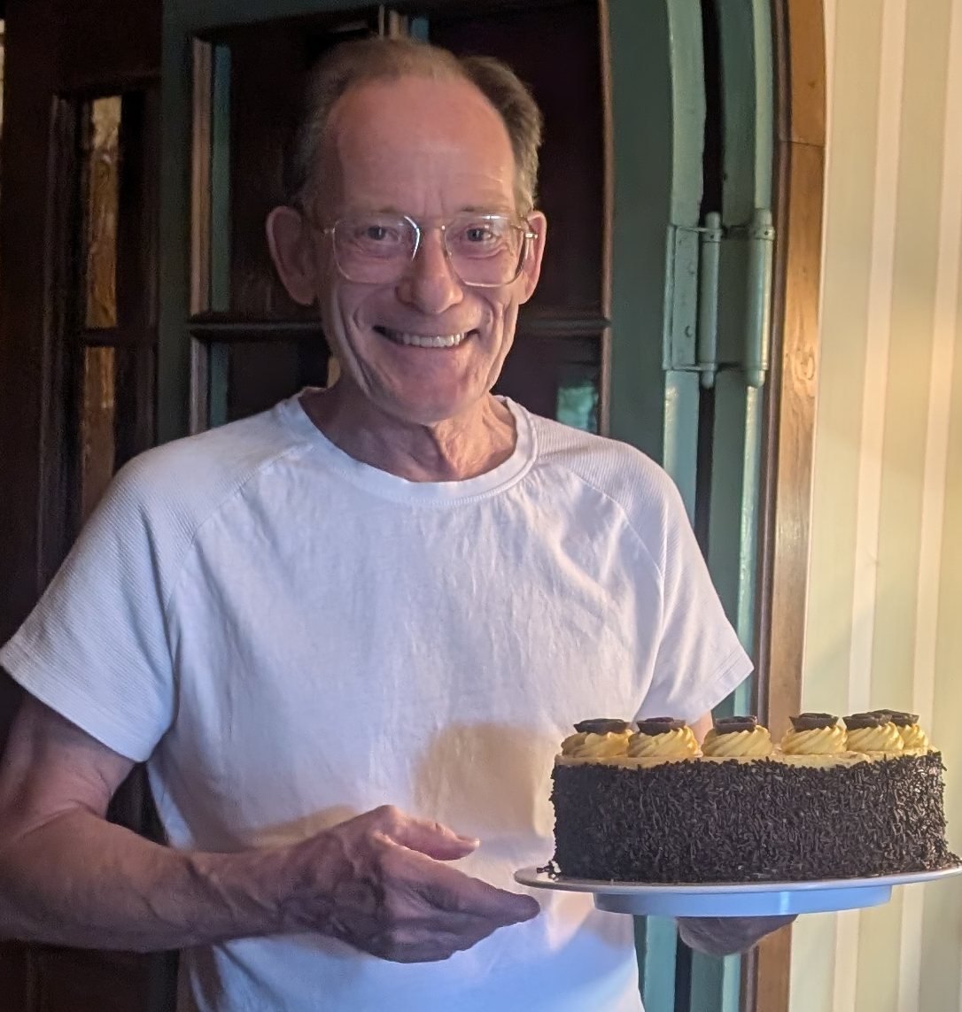 Konditor Hans Kellner mit einer frisch gebackenen Torte