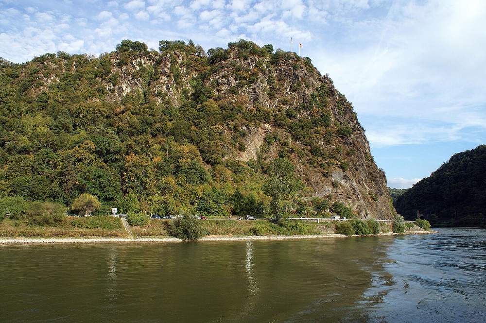 Der Loreleyfelsen über dem Rhein