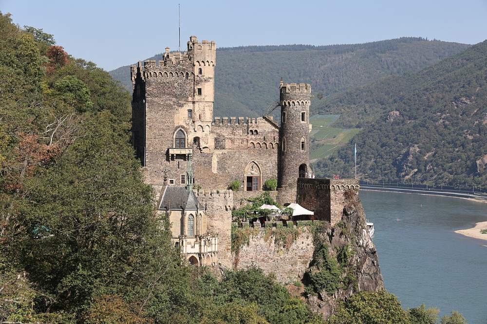 Burg Rheinstein auf ihrem Felsen über dem Rhein bei Trechtingshausen