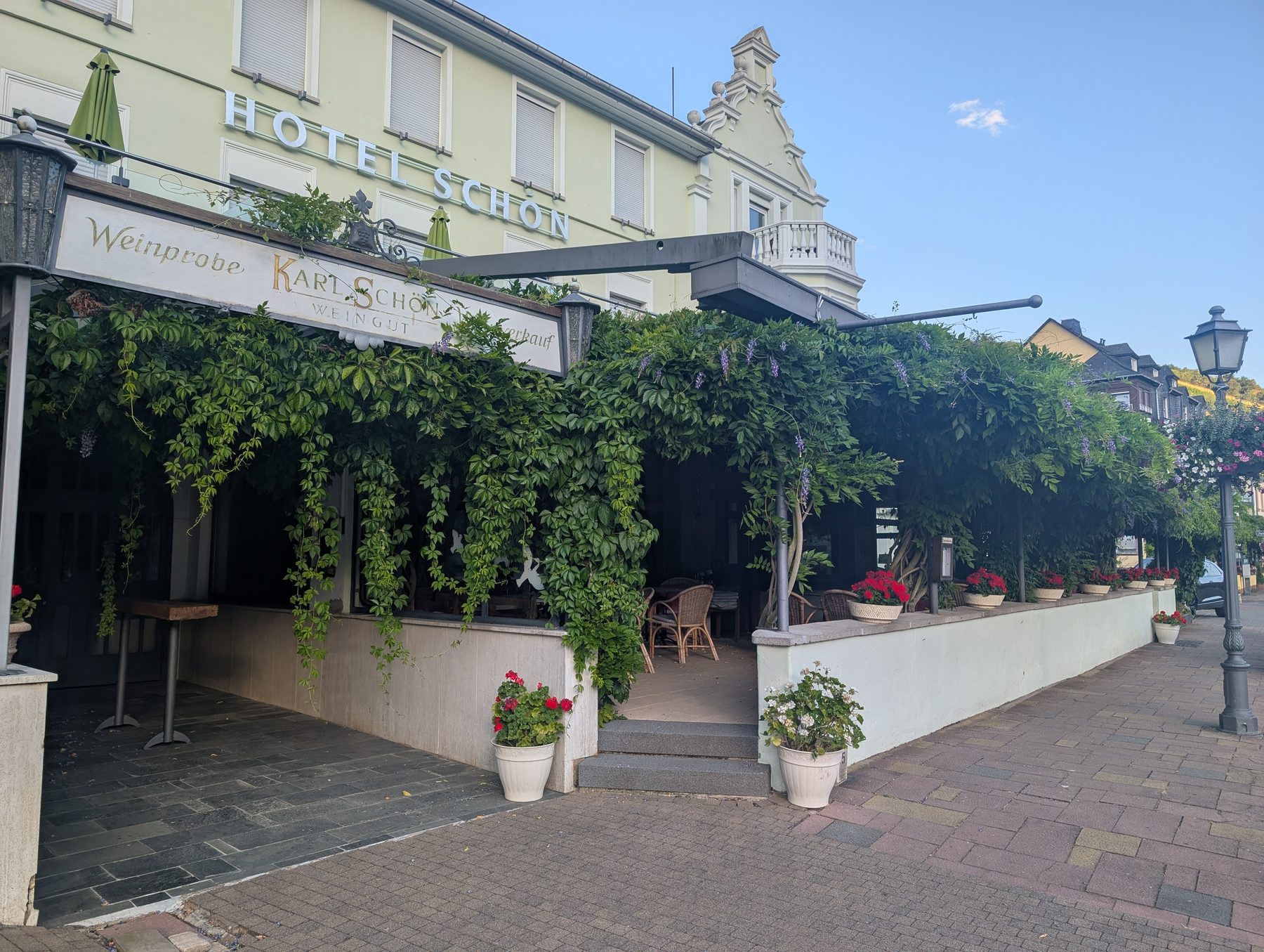 Der Eingang zur Weinprobe Karl Schön unter der Weinlaube am Hotel
